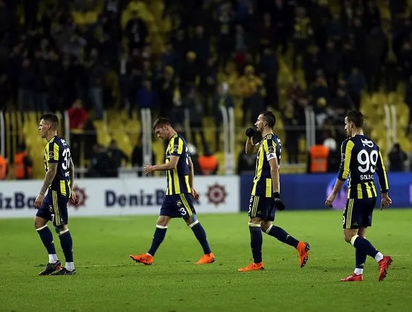 Fenerbahçe soyunma odası karıştı!