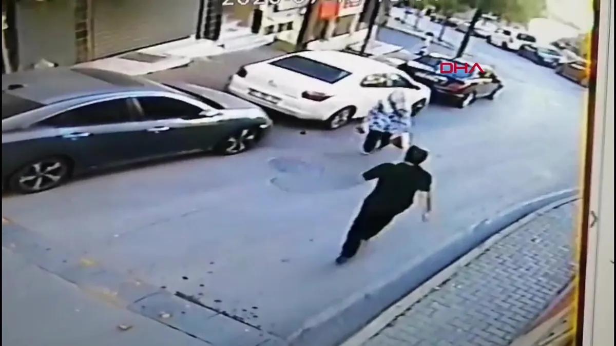 Şişli’de yolda yürüyen kadına arkadan yaklaşarak yumruk attı! Saldırı anı kamerada videosunu izle Şişli’de yolda yürüyen kadına arkadan yaklaşarak yumruk attı! Saldırı anı kamerada videosunu izle
