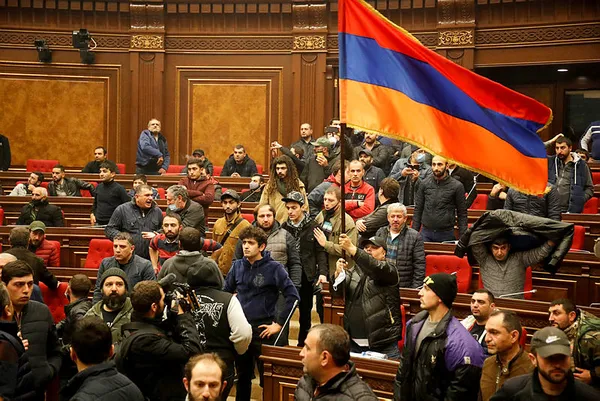 Son dakika haberi: Ermenistan'da hükümet kontrolü kaybetti! Protestolarda Meclis Başkanını bu hale getirdiler...