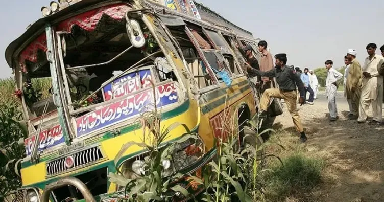  Yolcu otobüsü ters şeride girdi! 11 ölü