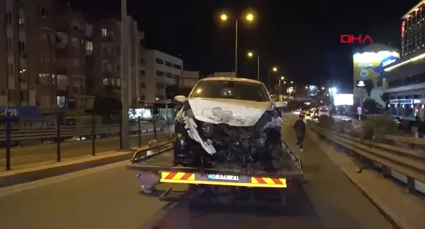 antalyada-zincirleme-kaza-6-otomobil-birbirine-girdi-1763277975914.jpg