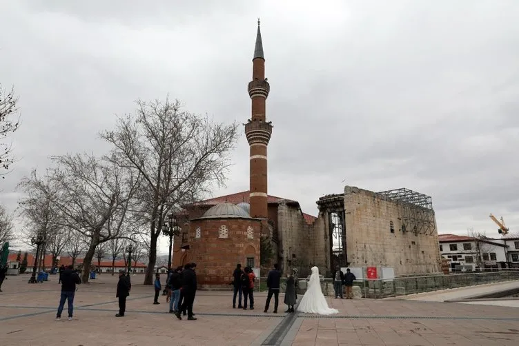 Koronavirüs tedbiriyle cuma namazında camiler bol kaldı