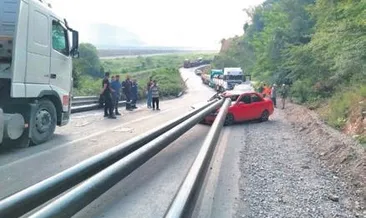 TIR’dan düşen borular ok gibi saplandı