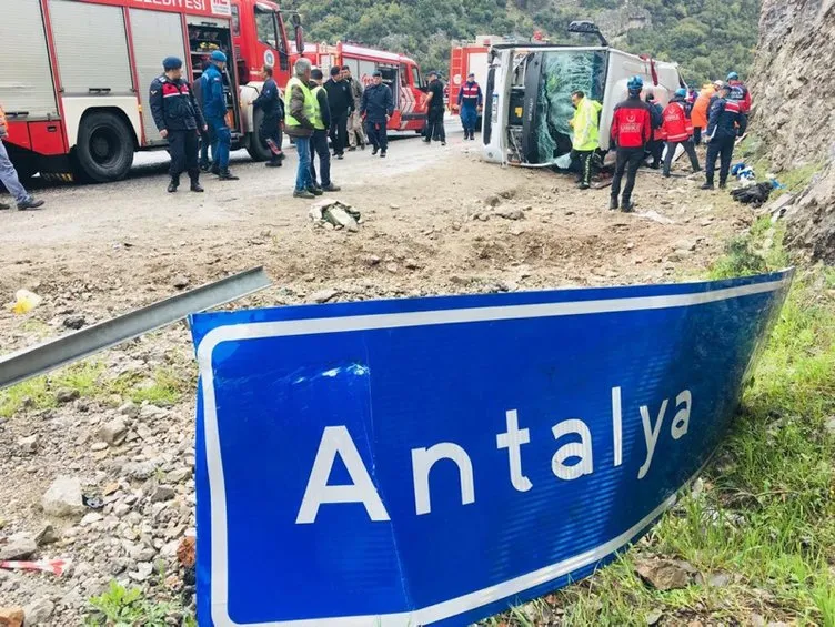Antalya’ da midibüs devrildi ölü ve yaralılar var