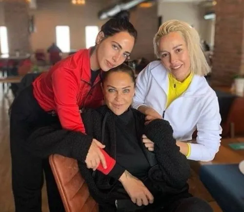 Hülya Avşar’dan uzun süre sonra kız kardeşiyle yepyeni poz! Helin Avşar’ın yüzündeki değişim dikkat çekti!
