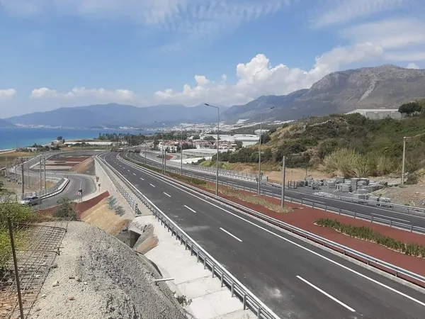 akdeniz-sahil-yolu-projesinin-en-zor-etabi-tamamlandi-1683626647951.jpg