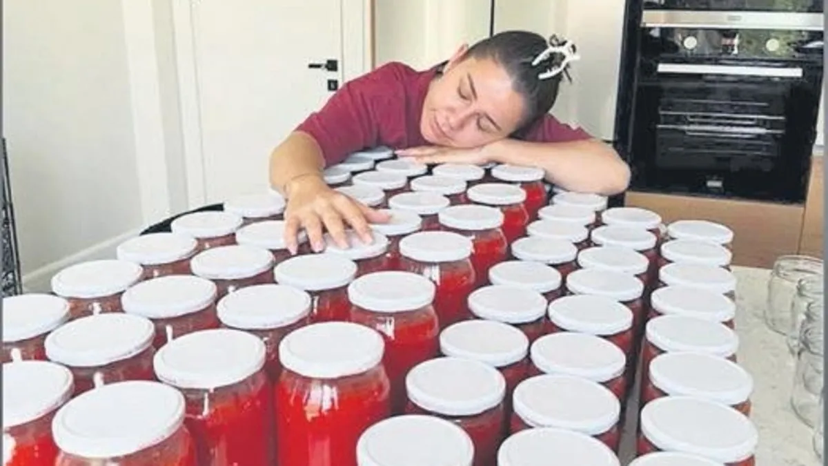 Kış hazırlıklarına başladı 65 kilo konserve yaptı Kış hazırlıklarına başladı 65 kilo konserve yaptı