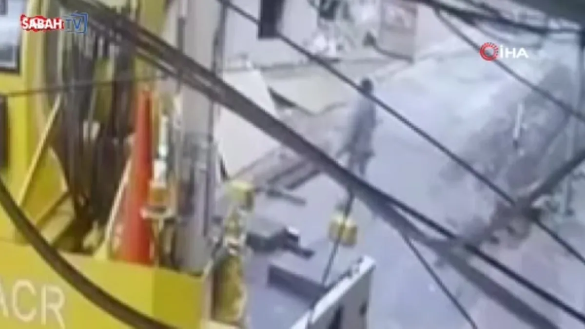 Vinç halatı koptu, bir işçi yüzlerce kiloluk malzemenin altında kalmaktan son anda kurtuldu! O anlar kamerada | Video
