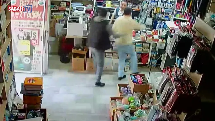 Dükkanına maytap atan çocuğu darp etti, babası gelip kavga çıkardı | Video