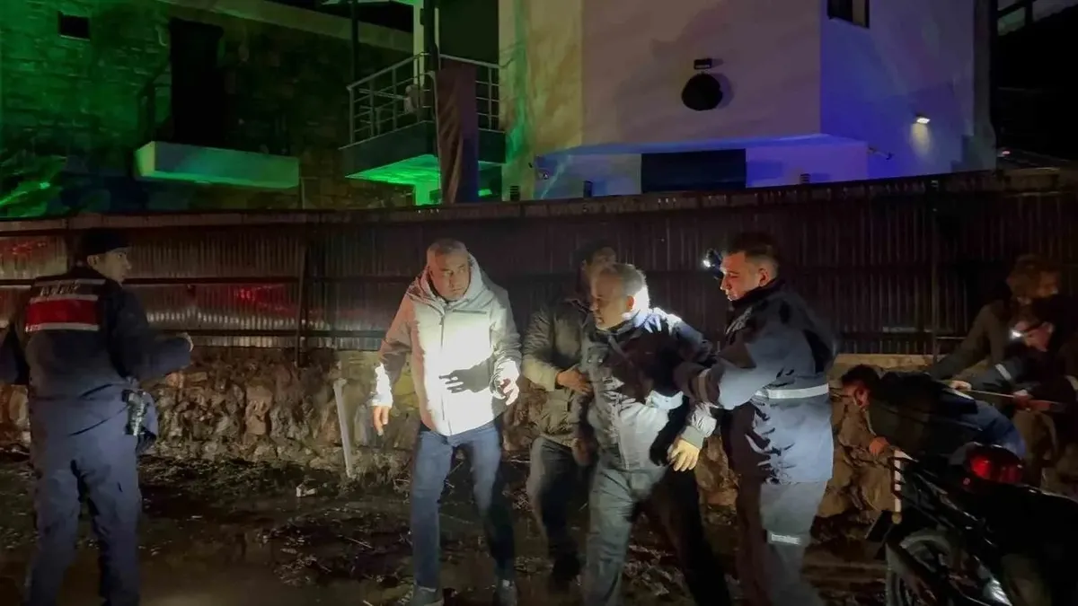 Muğla etkili yağışa teslim! Sokaklar göle döndü evleri su bastı Muğla etkili yağışa teslim! Sokaklar göle döndü evleri su bastı