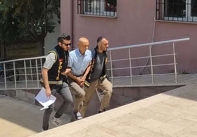 banyoda-kanli-dehset-esini-12-yerinden-bicakladi-1751215899804.jpeg