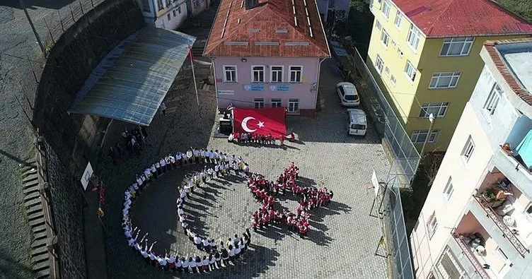 Öğrencilerden Türk bayrağı koreografisi