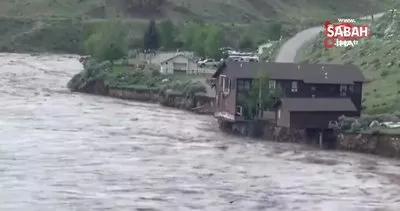 ABD’de korkunç görüntü! Aşırı yağışa dayanamayan ev nehre sürüklendi | Video