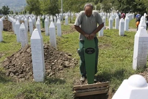 Srebrenitsa kurbanları gözyaşlarıyla defnedildi