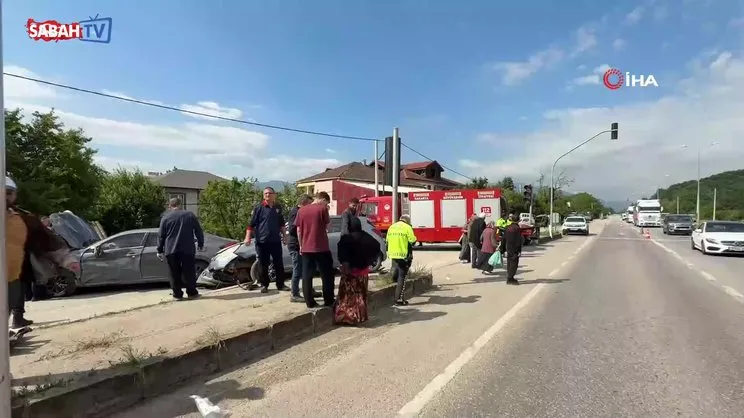 D-100 karayolunda iki otomobil çarpıştı: 4 yaralı | Video