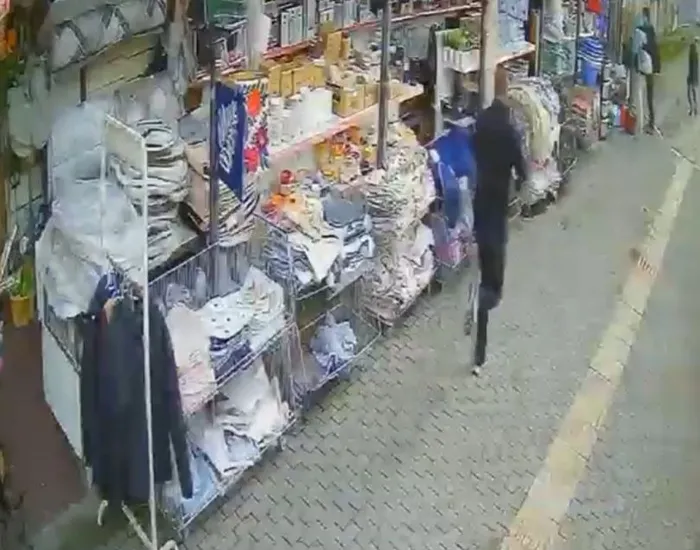 husumetlisinin-tabancasindan-cikan-kursunlardan-magazaya-siginarak-kurtuldu-o-anlar-kamerada-1766651018309.jpg