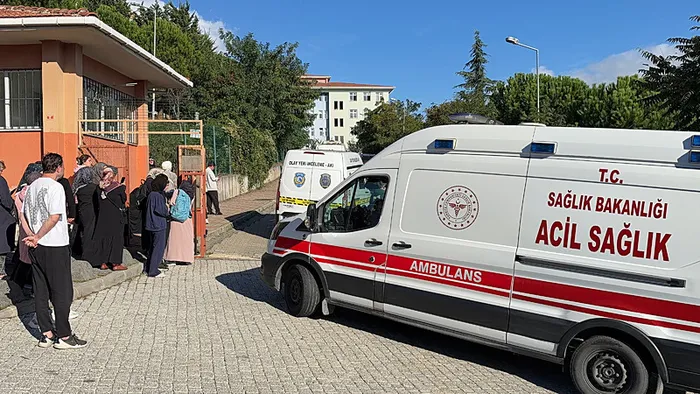 son-dakika-istanbulda-ortaokulda-bicakli-saldiri-8-ogrenci-yaralandi-1791275289921.jpeg