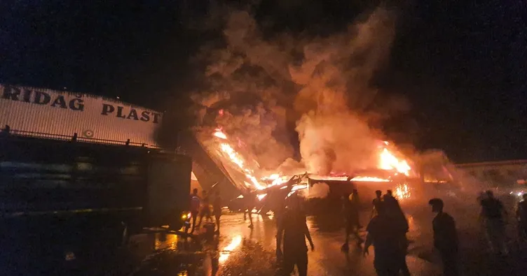 Tarsus’ta plastik fabrikasında yangın