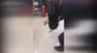 Yavru köpeğe yardıma koşan vatandaş yürekleri ısıttı