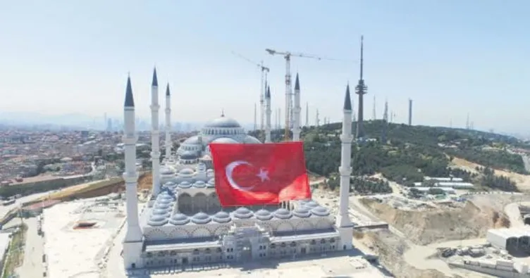 Çamlıca’ya 1453 metrekarelik bayrak