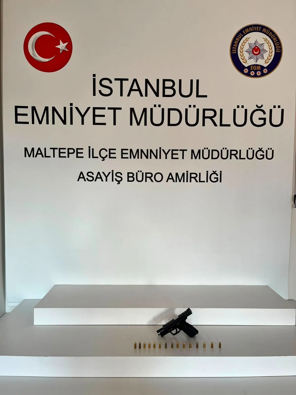 İstanbul'da polis ekiplerinin drone destekli operasyonuyla yakalanan firari şahıslar.