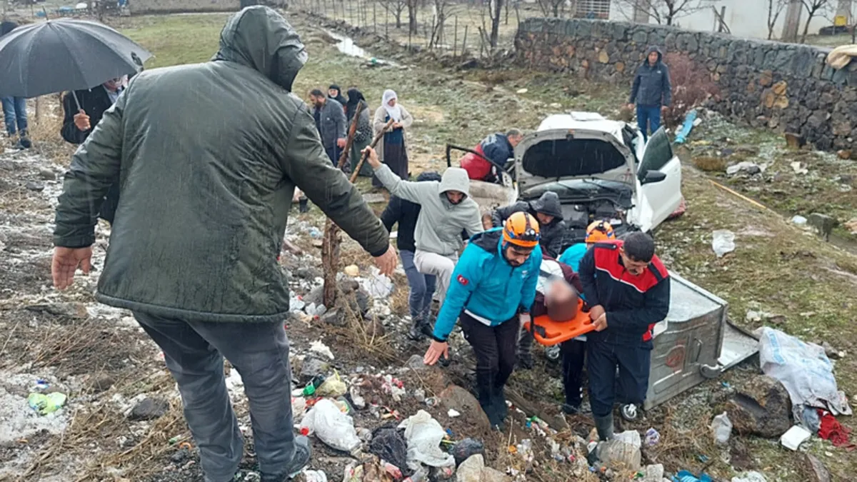 Bingöl’de can pazarı: Devrilen otomobilde 7 kişi yaralandı Bingöl’de can pazarı: Devrilen otomobilde 7 kişi yaralandı