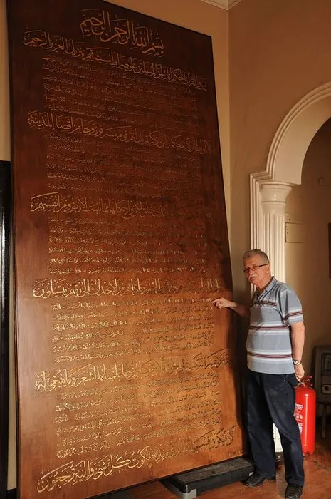Ahşaptan Arapça harfler ile Yasin suresini yazdı