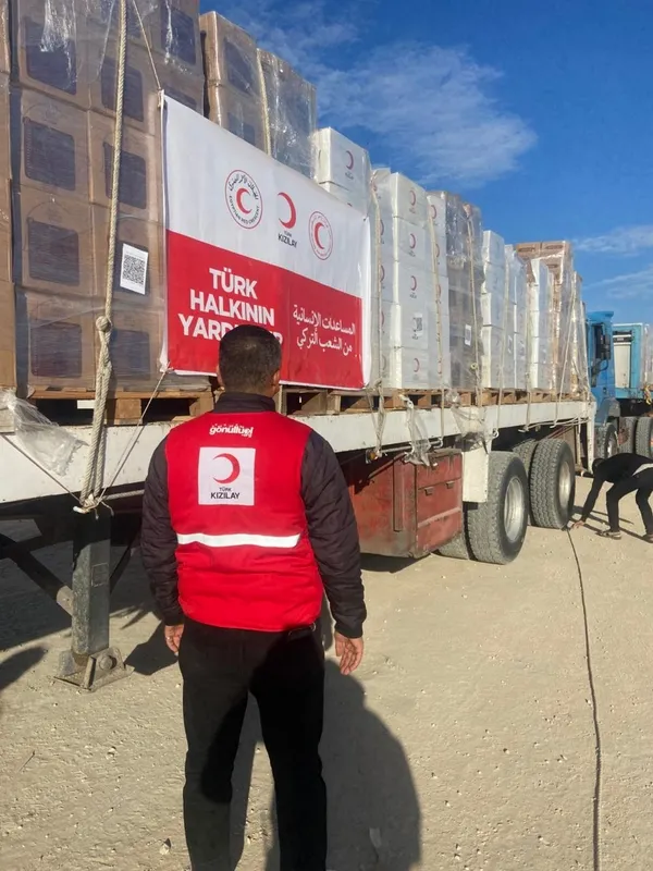 turk-kizilayi-gazzeye-yardimlara-basladi-1737724233656.jpg