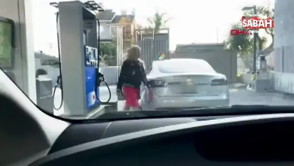 Elektrikli araca benzin doldurmak isteyen sürücü, sırada bekleyenleri kahkahaya boğdu