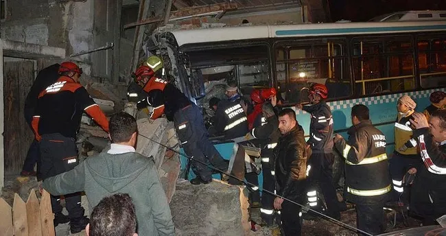 Halk otobüsü eve girdi: 6 yaralı