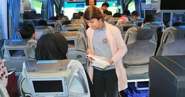 Erzincanlı öğrencilerden yolculara kitap jesti
