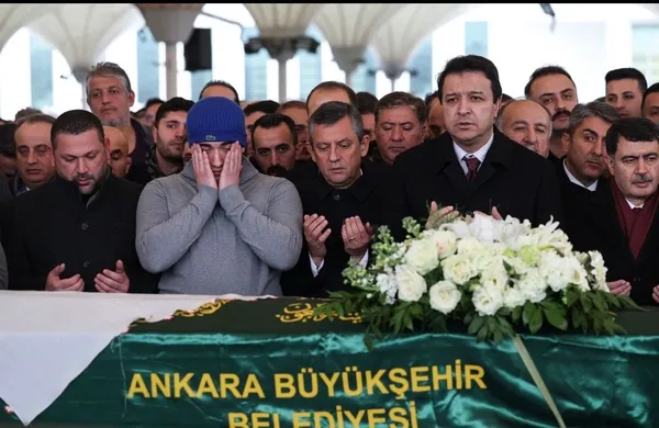 12-yasindaki-ayse-mayanin-tabutuna-seni-hic-unutmayacagiz-notu-sehadet-ikisine-de-cok-yakisti-1737639376524.jpg