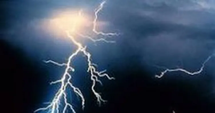 Ordu’da bir binaya yıldırım düştü