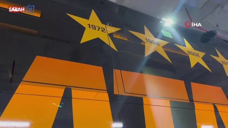 Galatasaray otobüsüne İzmir'de taşlı saldırı | Video