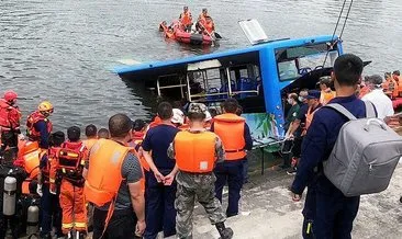 Çin’de feci kaza! Öğrenci taşıyan otobüs su kanalına düştü! 21 ölü...