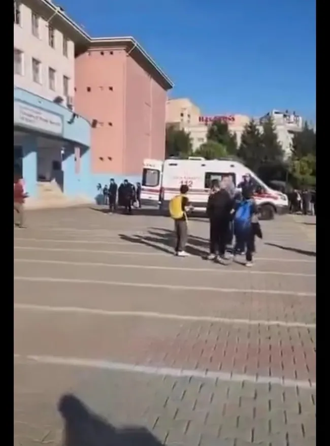 son-dakika-basaksehirde-okula-bicakla-gelip-1-cocugu-olduren-ve-7-cocugu-yaralayan-supheli-adliyeye-sevk-edild-1791377028809.jpeg