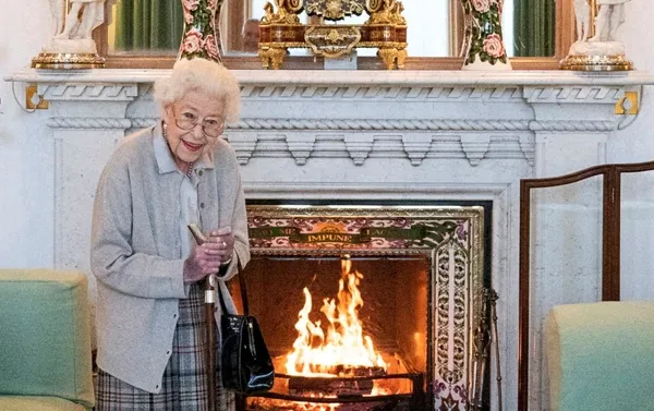 kralice-elizabethin-cenaze-ziyaretinde-soke-eden-anlar-buyuk-panik-yasandi-1663413288916.jpg Kraliçe Elizabeth’in cenaze ziyaretinde şoke eden anlar! Büyük panik yaşandı