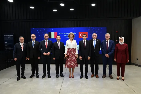 belcika-kralicesi-mathilde-mext-teknoloji-merkezini-ziyaret-etti-1778586761319.jpeg