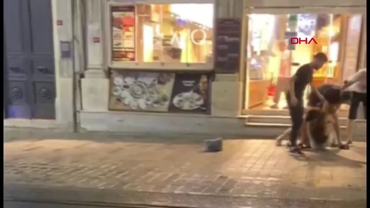 İstanbul İstiklal Caddesi’nde kadınlar kavga etti: Araya giren erkek öyle bir şey yaptı ki…