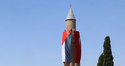 Antalya’da kentin 2 simgelerine Filistin bayrağı asıldı