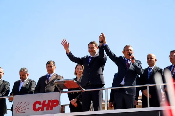 Özgür Özel yine bildiğini okudu! Tabanın sesine kulak tıkadı, kendi adayını dayattı!