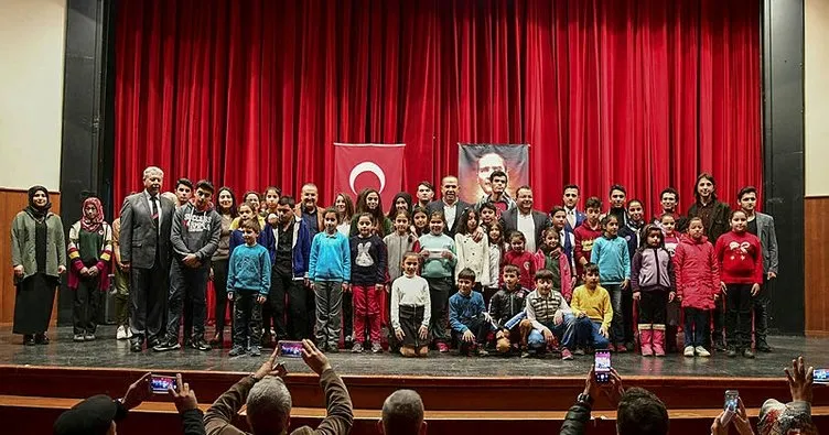 Bayrak şiirini en güzel okuyan öğrencilere 175 bin lira para ödülü