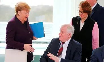 Almanya İçişleri Bakanı Seehofer, Merkel’in elini sıkmadı