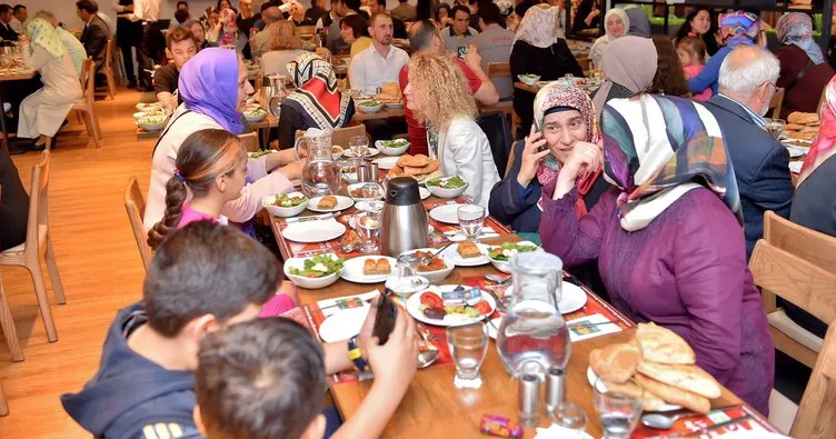 Yıldız Holding’den Ferah Mahallesi’ndeki komşularına iftar daveti