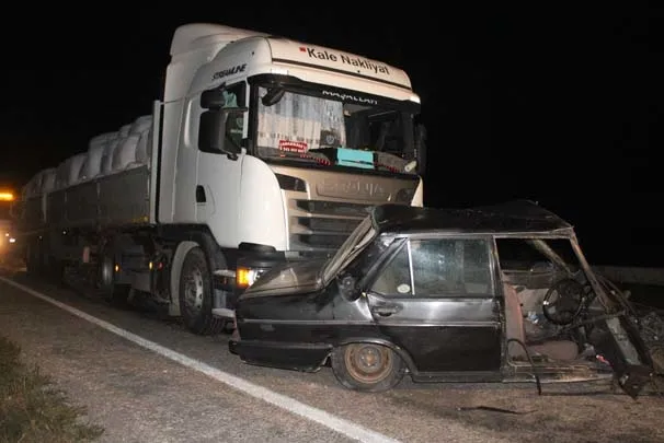 Tırla çarpışarak ikiye bölünen otomobilden sağ çıktı