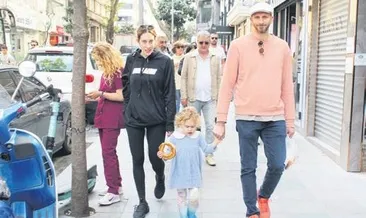 Küçük Yasemin’in simit keyfi