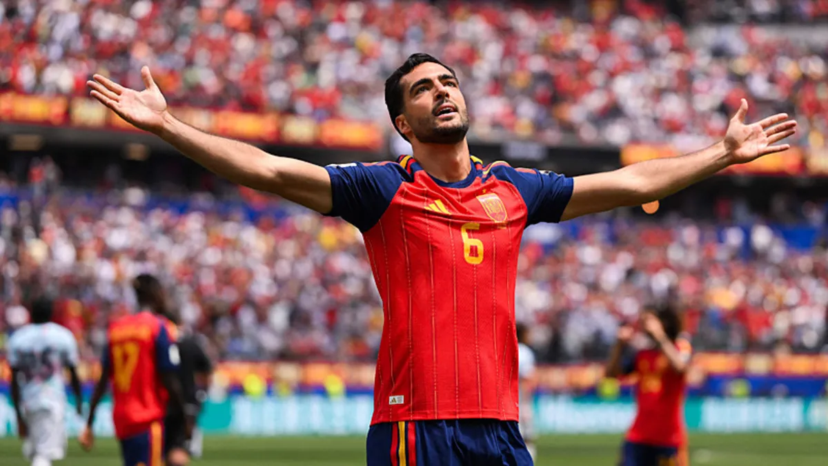 İspanya milli takım forması giyen Mikel Merino'nun maç sırasında çekilmiş bir fotoğrafı.