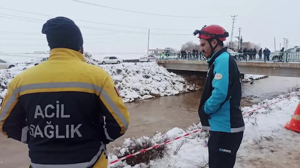 Şanlıurfa’da okul yolunda facia: Otomobil sulama kanalına devrildi, 4 kişi kayboldu videosunu izle Şanlıurfa’da okul yolunda facia: Otomobil sulama kanalına devrildi, 4 kişi kayboldu videosunu izle
