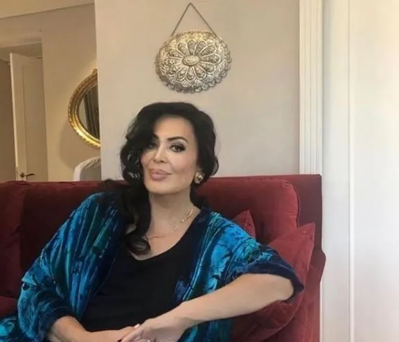 Doktorlar&#39;ın Ela&#39;sıydı sosyeteye gelin oldu... Yasemin &#214;zilhan&#39;ın s&#252;per l&#252;ks evi g&#246;renleri b&#252;y&#252;ledi!
