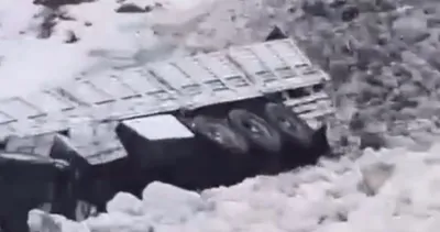 Şırnak-Hakkari yolunda tırın üzerine çığ düştü! Sürücü ağır yaralandı #sirnak